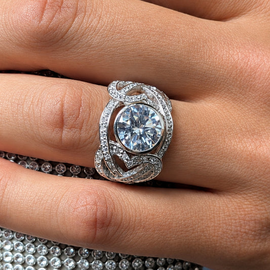 Celtic Heart Ring on hand in 925 sterling silver with cubic zirconia stones. Shop luxury jewellery by Bellagio & Co. Worldwide shipping.