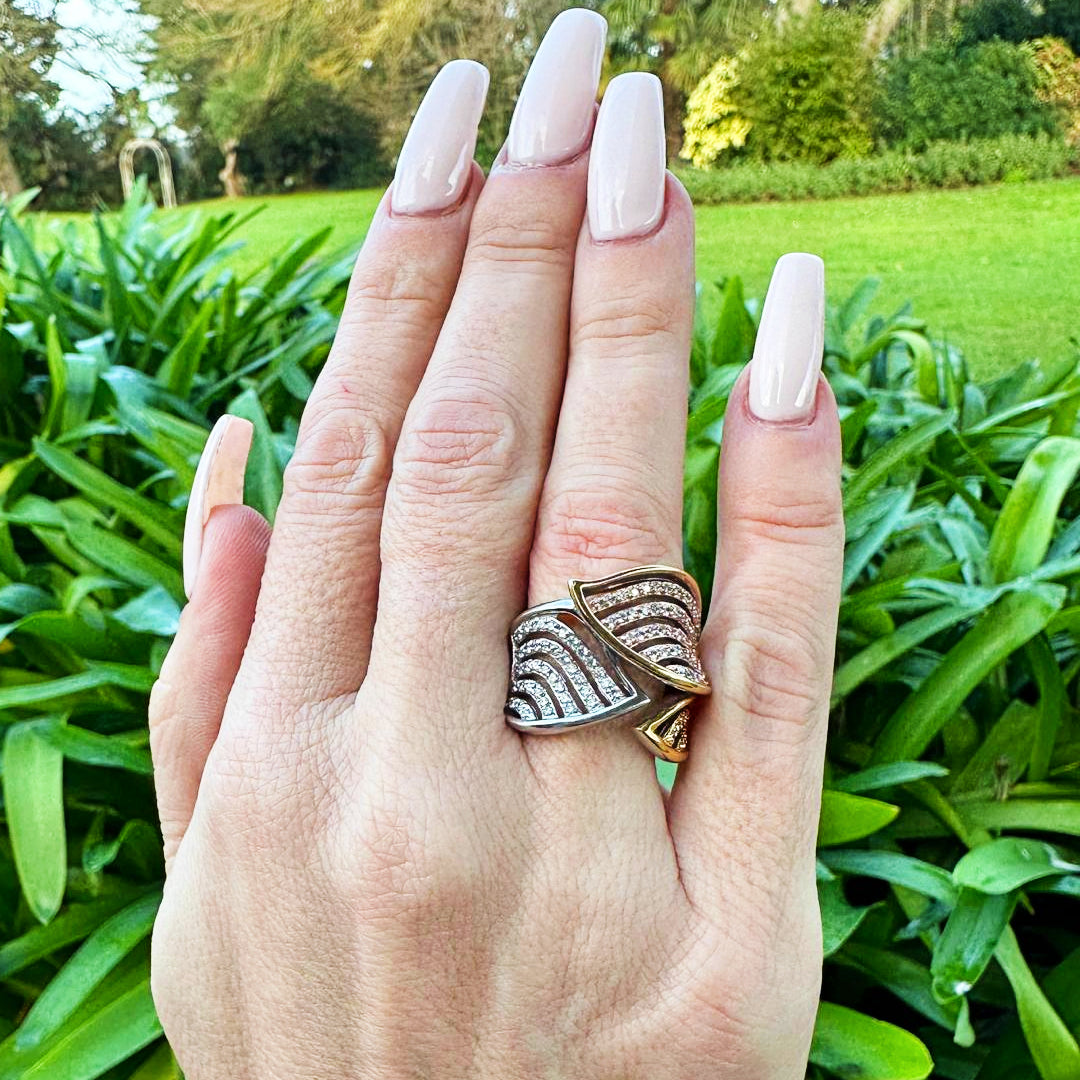 The Lake Como Ring is made of 925 Sterling Silver and features a rose gold and yellow gold leaf design which wraps around your finger. Encrusted with numerous tiny cubic zirconia stones to create a rich, glamorous and exotic look. Shop rings & affordable luxury jewellery by Bellagio & Co. Worldwide shipping