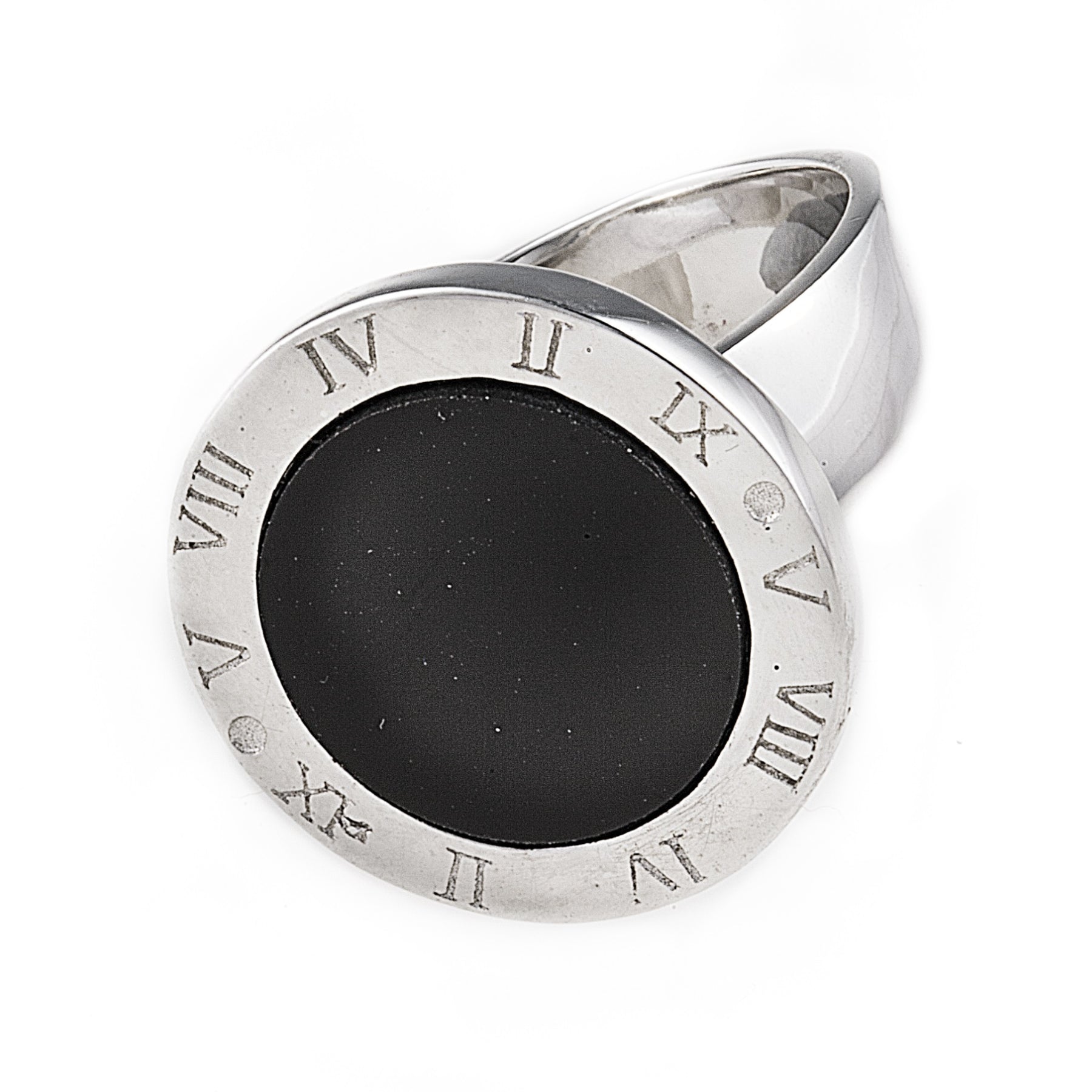 The modern Onyx World Ring is made of 925 sterling silver and features a polished black onyx centrepiece surrounded by our signature Roman Numerals. Shop rings & affordable luxury jewellery by Bellagio & Co. Worldwide shipping